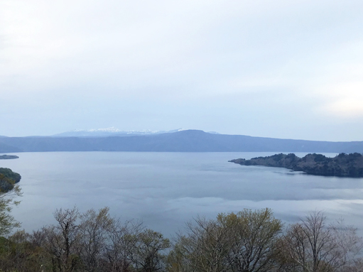 八甲田を望む十和田湖